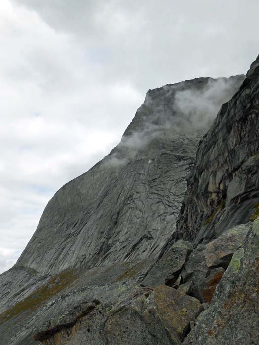 beim Aufstieg durchs Hochtal passieren wir die 1000 m hohe Südwand unseres Berges; links im Profil der obere Westgrat
