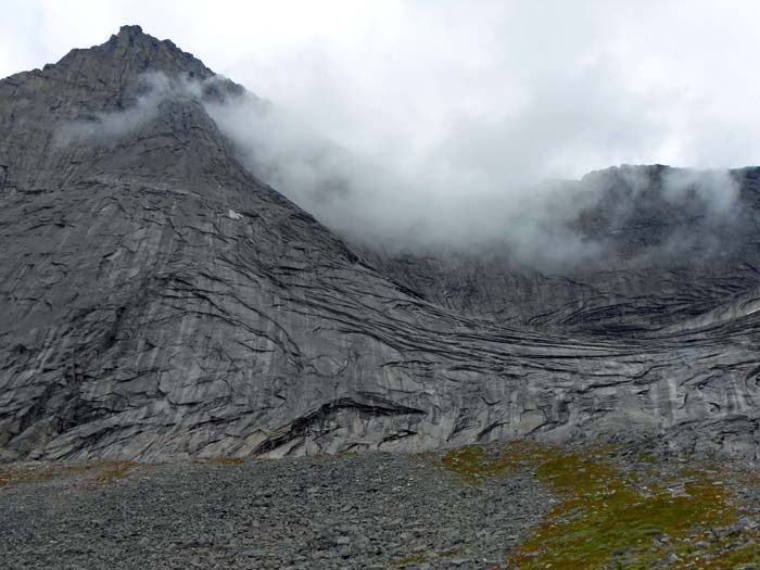 diagonal von rechts nach links oben der begehrte Südwestpfeiler