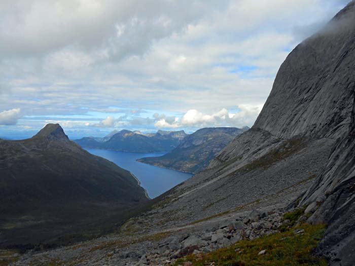 Rückblick auf den Stefjord, ganz weit hinten am Horizont die Lofoten