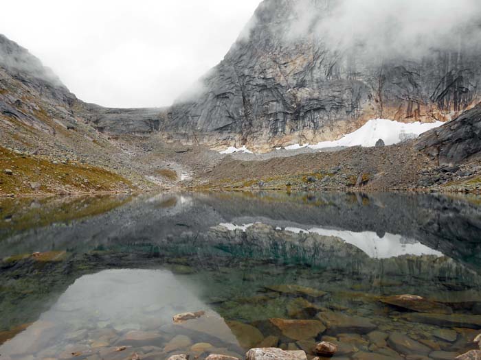 Svartvatnet gegen Osten, rechts die düstere Nordwand des Presttind