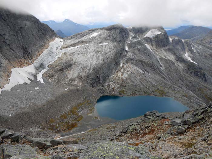 Aufstieg durch die Südflanke des Vorgipfels; tief unten der Svartvatnet und die Gletscherreste am Presttind