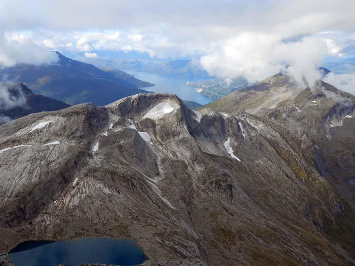 Halls Fortopp gegen S (Indre Tysfjord); die Wolken scheinen sich langsam aufzulösen