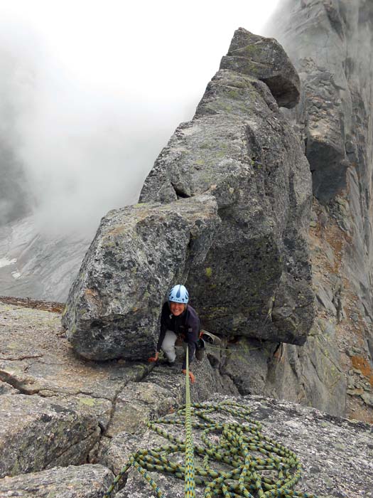 ... und hat die Stelle bravourös gemeistert; beim Abstieg wird hier vom Felskopf am oberen Bildrand 15 m nach rechts abgeseilt