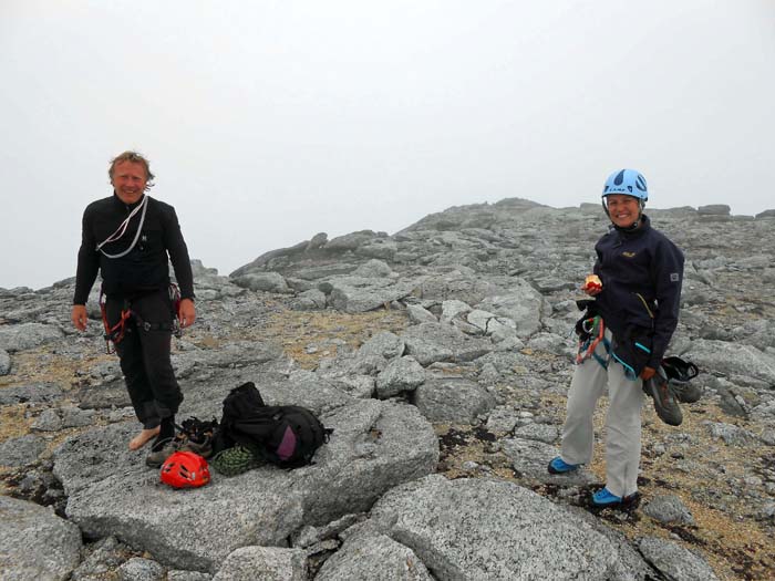 auf der überraschend großräumigen Gipfelfläche des Stetind; Hedi und Thomas werden in zwei Minuten noch glücklicher strahlen - ...