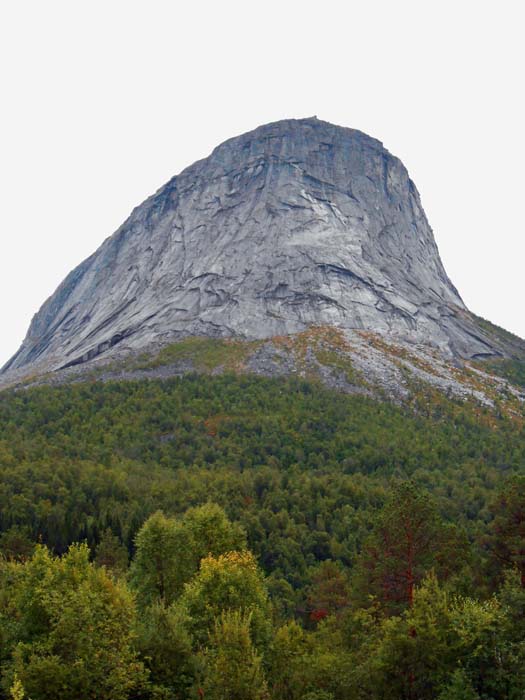 auch bei der Weiterfahrt auf der E6 in Richtung Süden finden sich lohnende Ziele; hier der Kråkmotind, über dessen verdeckte Südostseite ein Wanderweg führt