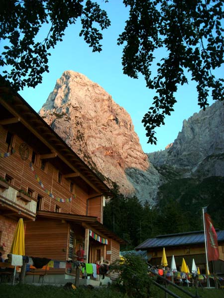 Hans Berger Haus mit Kl. Halt NW-Wand im letzten Licht des Tages