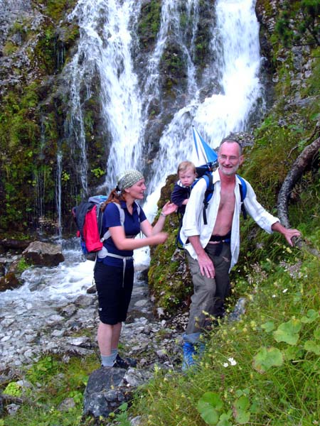 wer am Wasserfall im Talschluss unter den Scharlingböden vorbeikommt, ist für den Rosskopf-Klettergarten schon zu weit; dafür gibt's gleich daneben u. a. schöne Boulderblöcke und eine einfache 11-SL-Tour - s. Routenbuch des Hans Berger Hauses