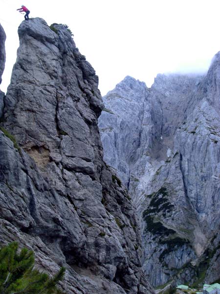 zehn interessante, einfachere Touren sind eingebohrt; Hedi lässt sich soeben auf die Zweiseilbrücke des Übungsklettersteiges hinaus, rechts im Bild das Schneeloch zwischen Fleischbank und Totenkirchl