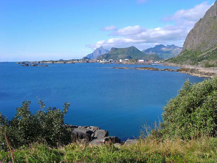 schweren Herzens verlassen wir die Lofoten in Richtung Hinnøya; Rückblick auf Svolvær und den Vågakallen in Bildmitte