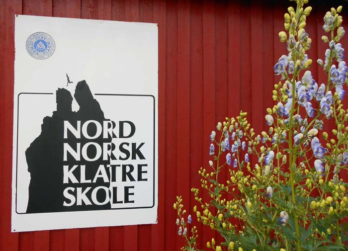 trotzdem hat die berühmte Kletterschule in Henningsvær die Svolvaergeita als Logo gewählt