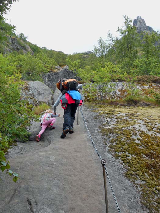 glatte Felsplatten zu Beginn des Wanderweges, rechts oben die Hörner der Geita