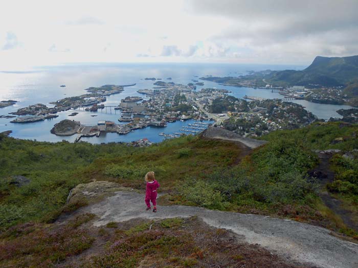 während des gesamten Aufstieges prachtvolle Sicht auf die Lofoten-Hauptstadt