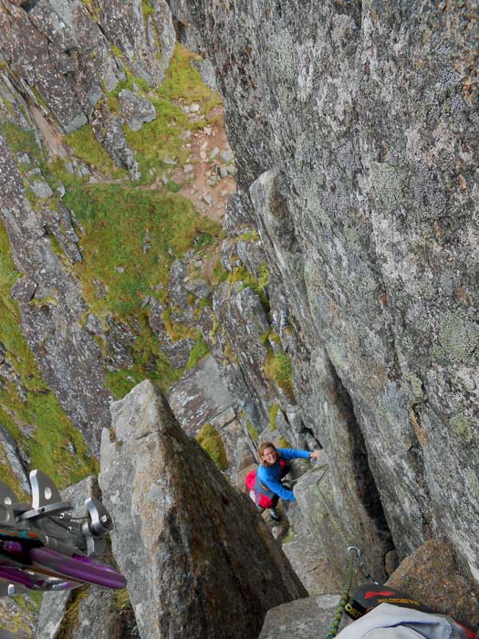 Ulli auf den letzten steilen Metern zum ersten Stand; Friends und Keile sind in Norwegen obligat