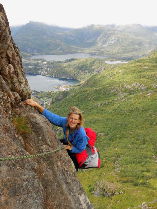 Ulli steigt ums Eck am Ende der berühmten Rubenson-Traverse, einer der schönsten Seillängen auf den Lofoten