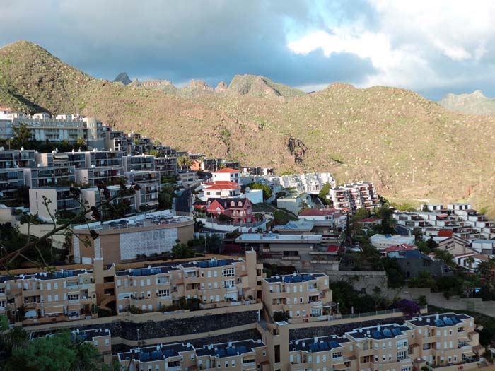 an den Südhängen des Anagagebirges, zwischen der Hauptstadt Santa Cruz und dem bereits hoch in den Bergen gelegenen Los Campitos ...