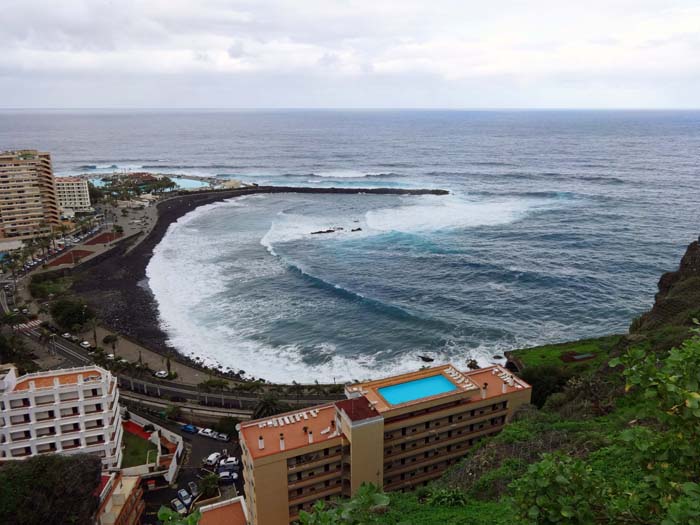 Blick auf die Playa Martiánez, einem der Strände von Puerto de la Cruz; der Klettergarten müsste genau unter uns liegen