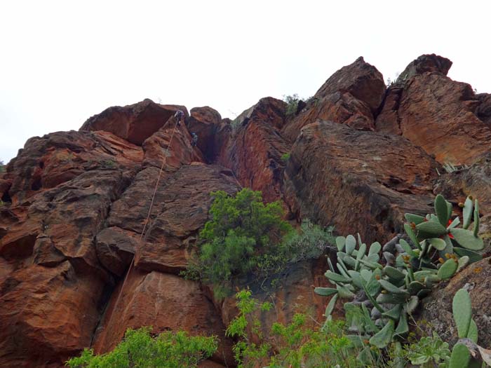 zwei einheimische Kletterer in La Quilla 6a+ (Kante links) und der Trad-Route Cojote cojo 6b (Verschneidung)