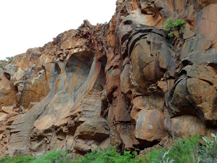 ... erinnern die Strukturen an die monumentale Architektur der jordanischen Felsenstadt Petra