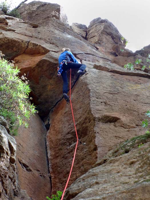 Ulli in der schönen Dachroute Monica diabólica V im Sektor Vivac derecha etwas weiter schluchtaufwärts