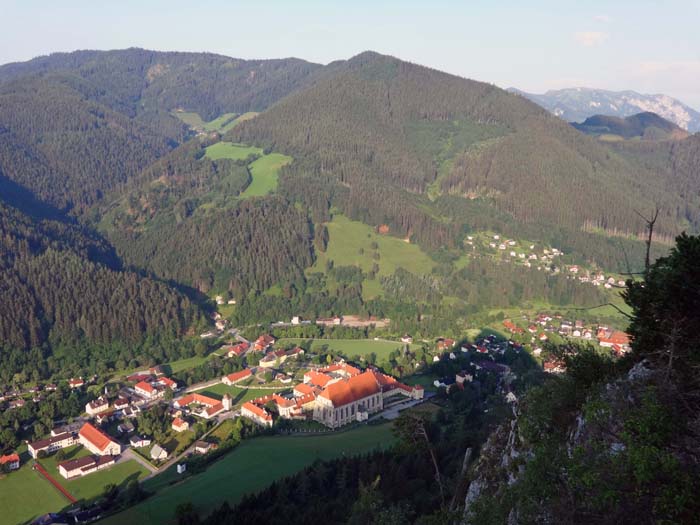 bei der Anfahrt werden die meisten von uns das Neuberger Münster im oberen Mürztal passieren (hier vom Rabenstein); in die allsommerlich hier stattfindenden Kulturtage könnt ihr auf nature-classic.film unter „Die sieben letzten Worte“ schnuppern