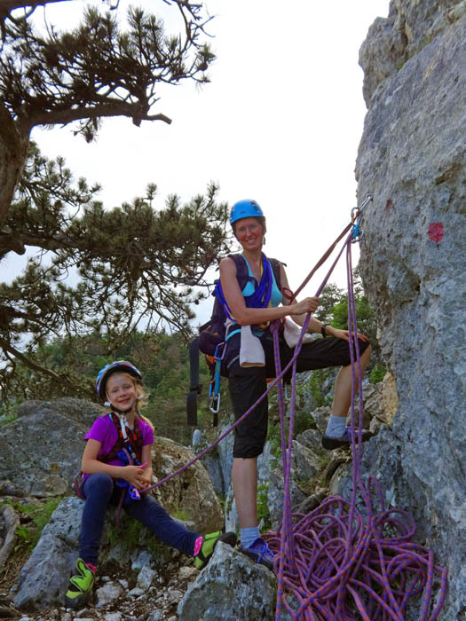 Ulli und Ronja am 7. Stand; es folgt eine der Schlüsselstellen der Route, ein ausgesetzter Rechtsquergang