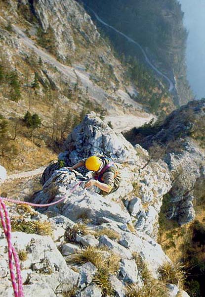 anno 1974 war das Revier um den SW-Grat meist noch menschenleer; Tiefblick auf Stubbüchse, Lainaubrücke und Traunsee. Jenseits der Geröllhalde windet sich heute der neue untere Teil des Naturfreundesteiges empor - einer der meistbegangenen Klettersteigklassiker der Alpen
