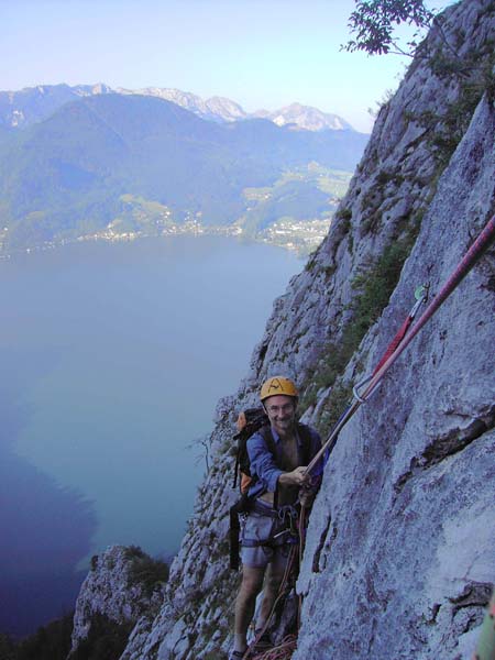 Erich am 2. Stand; Blick über den See aufs Höllengebirge