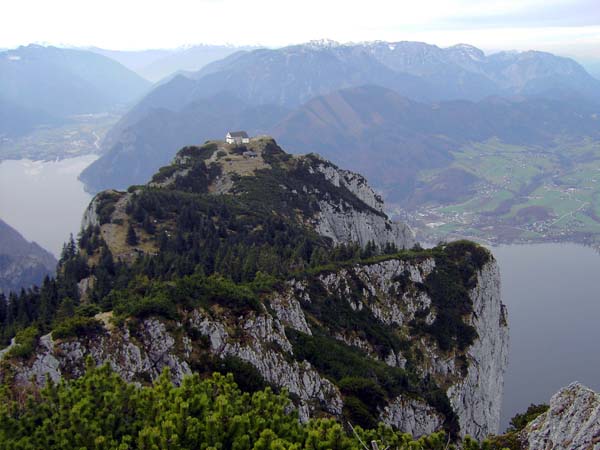 die Hütte am Traunkirchnerkogel, dem Traunstein-Südgipfel; oberhalb der SW-Wand-Ausstiege erreicht man den Naturfreundesteig etwa auf halber Höhe des Berges, ein Abstecher zum Gipfel mit Kaffee und Kuchen ist durchaus eine gute Option