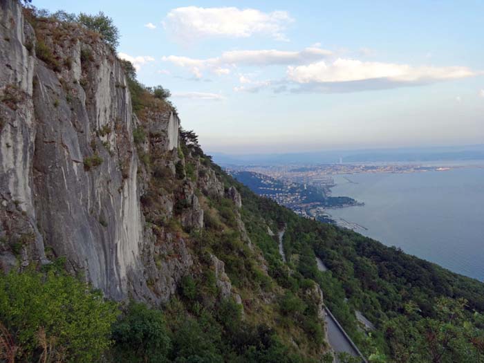 blaues Meer, grüne Küsten und malerisches Hinterland mit interessanten Kletterfelsen - all das und noch viel mehr bietet die Hafenstadt Triest; hier von der Vedetta, einem der vielen Sektoren des Klettergebiets Napoleonica bei Prosecco, wenige Kilometer nördlich des Stadtzentrums