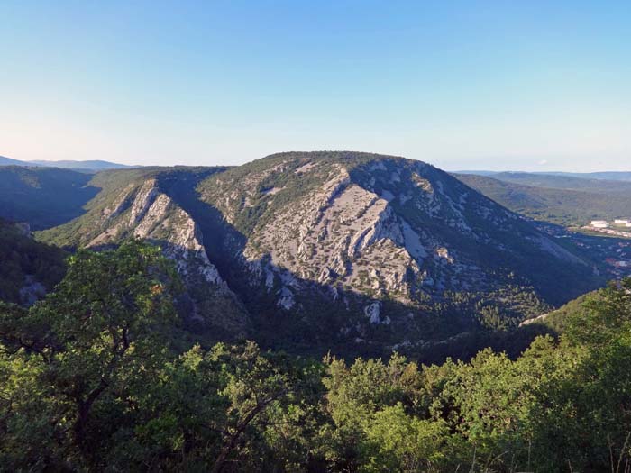 nur fünf Kilometer entfernt von den Hafencafés ein völlig anderes Landschaftsbild: das Klettergebiet Val Rosandra von Norden (San Lorenzo)