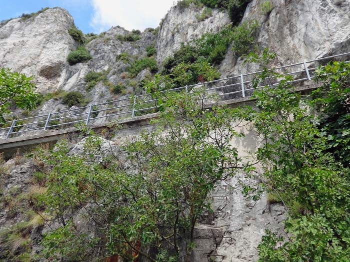 dem Steig weiter folgend treffen wir wieder auf einen Klettersteig, der uns schnell hinauf zum Ausstieg ...