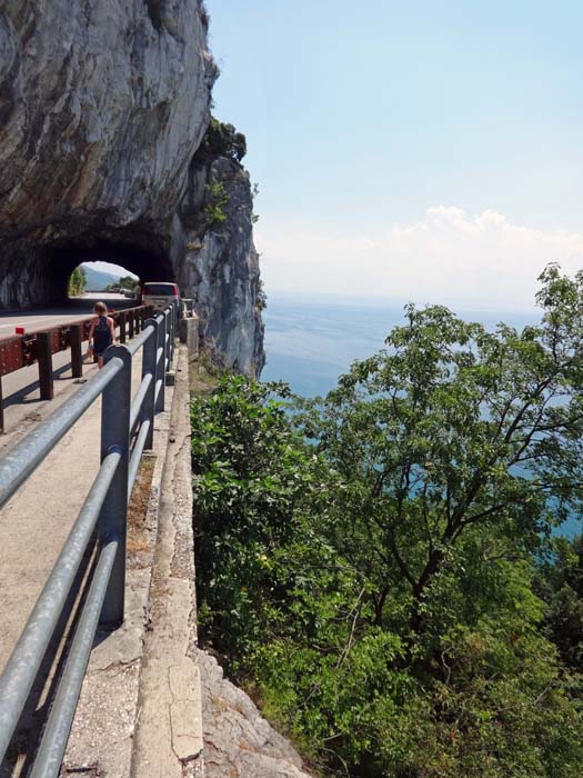 ... genau 50 m nördlich des Tunnels leitet