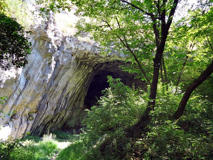 oben auf der Karsthochfläche hinter dem Ort Aurisina versteckt sich ...