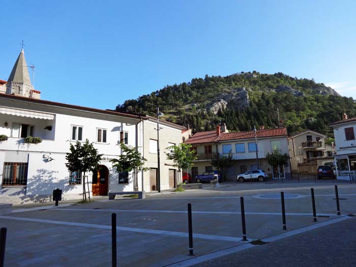 auf dem Dorfplatz von Bagnoli, am Eingang zum Val Rosandra; über den Dächern bereits die ersten Sektoren: ...