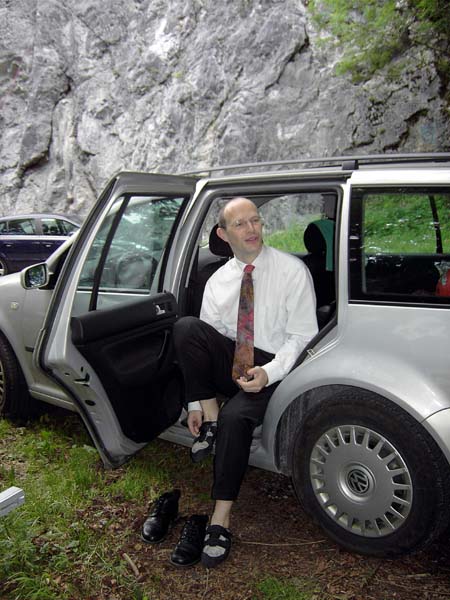 am Tag darauf, 1000 m tiefer, frisch vom Schubertiade-Konzert in den Klettergarten Schwarzenberg: die Sonne ist unserem kletternden Oboisten Sebastian viel holder als uns am Vortag