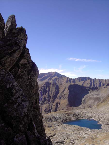 Blick aus der engen Schartenkehle nach W auf den Großen Wiegensee und das Roteck