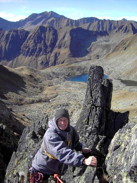 an straffem Seil geht's auf der anderen Seite wieder hinab - an fantastischem Fels und in ebensolcher Umgebung