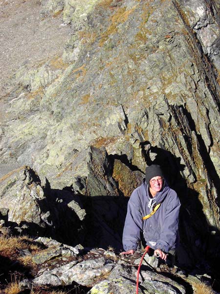 Tiefblick auf die Türme des unteren Gratteils; lediglich der Ausstieg aufs Gipfeldach ist etwas düster-alpin