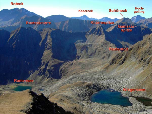 im Westen überblickt man den gesamten Zustieg vom Rantensee bis hin zum höchsten Gipfel der Niederen Tauern, dem Hochgolling