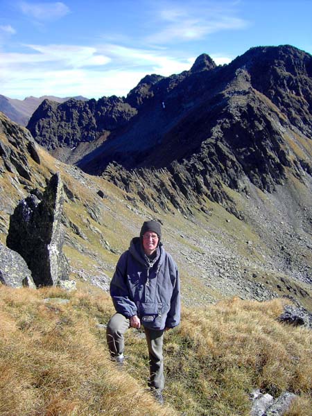 am markierten Höhenweg kann man entweder über die Wiegenseen oder die Hinterkarscharte zum Rantensee absteigen; rechts der Mitte das Kircheleck