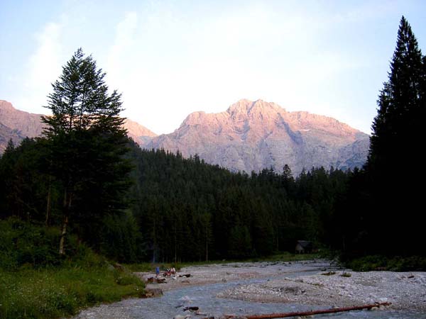 abendliche Schermberg Nordwand über der Hetzau