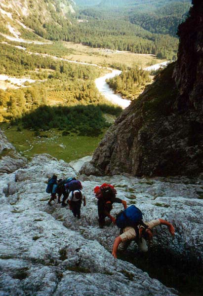 das Filmteam in der Schrofenschlucht des Vorbaus, ...