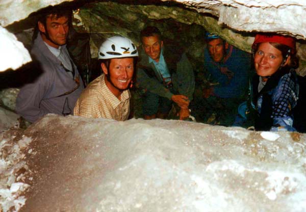 Ulli mit Micki Pause und Filmteam in der Unterstandshöhle, 1. Turm