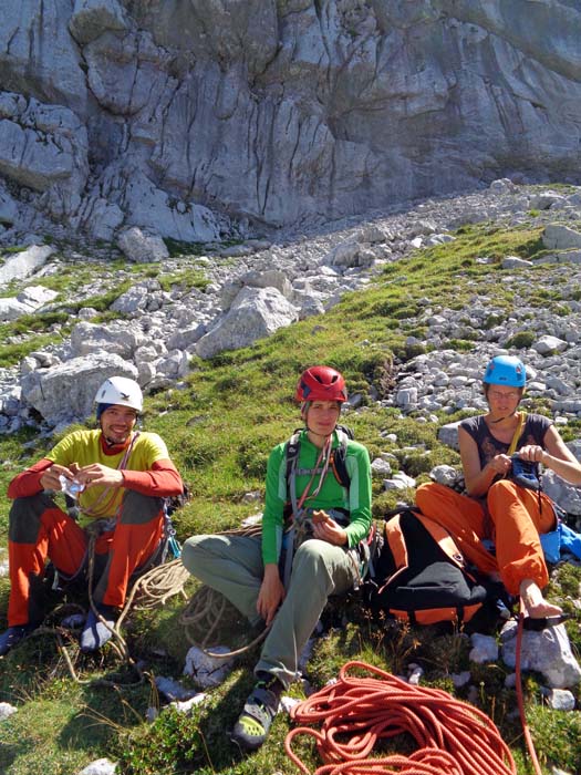 Imbiss mit Eva und Christoph am Sattel hinterm 1. Turm; weiter auf dem versteckten, überdachten Band links oben