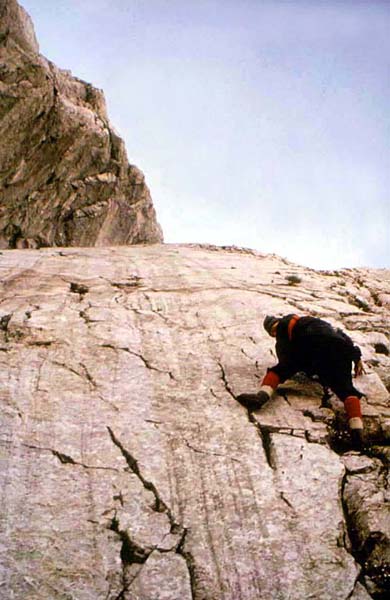 Welserweg 1980, Erichs Vater auf der Plattenrampe unterm großen Schuttfeld ...