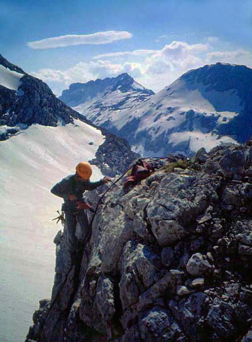 Einbohren des Abseilhakens auf Höhe des Terrassengrats (Fluchtweg 2) im Mai 2000 ...