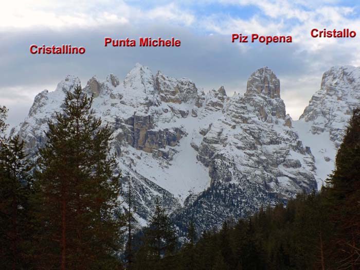 der östl. Cristallostock mit der berühmten Scharte zwischen Piz Popena und Cristallo (rechts); unsere viel weniger bekannte Tour verläuft auf der Rückseite des zerrissenen Felsgrates