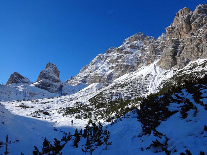 an der Schwelle zum oberen Tal; rechts die gewaltigen Gratwände zwischen Cristallino und dem 3152 m hohen Piz Popena, links darunter Cianpanis de Popena, der vorderste der Popenatürme, ganz links Corno d'Angolo