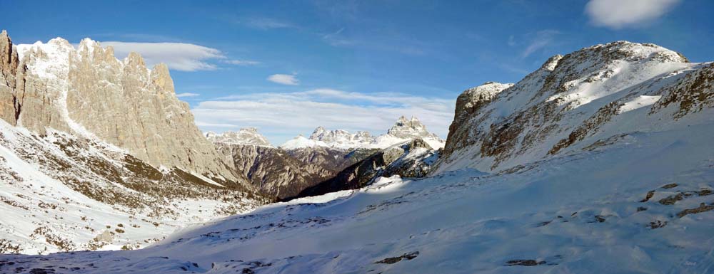 Rückblick gegen N ins Val Popena: links der Grat Punta Michele - Cristallino, hinten die Sextener Dolomiten, rechts die zahme Seite der Pale di Misurina, die im Tappeiner-Führer als Corno d'Angolo gehandelt werden; ganz rechts der Sattel ...