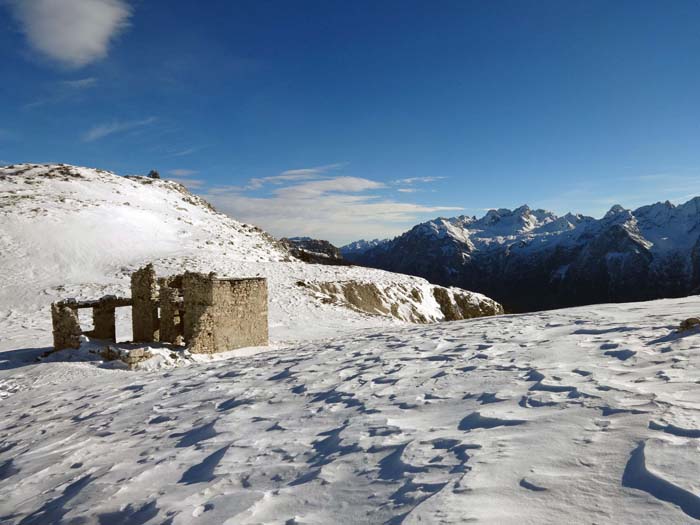 ... mit dem Gemäuer des ehemaligen Rifugio Popena